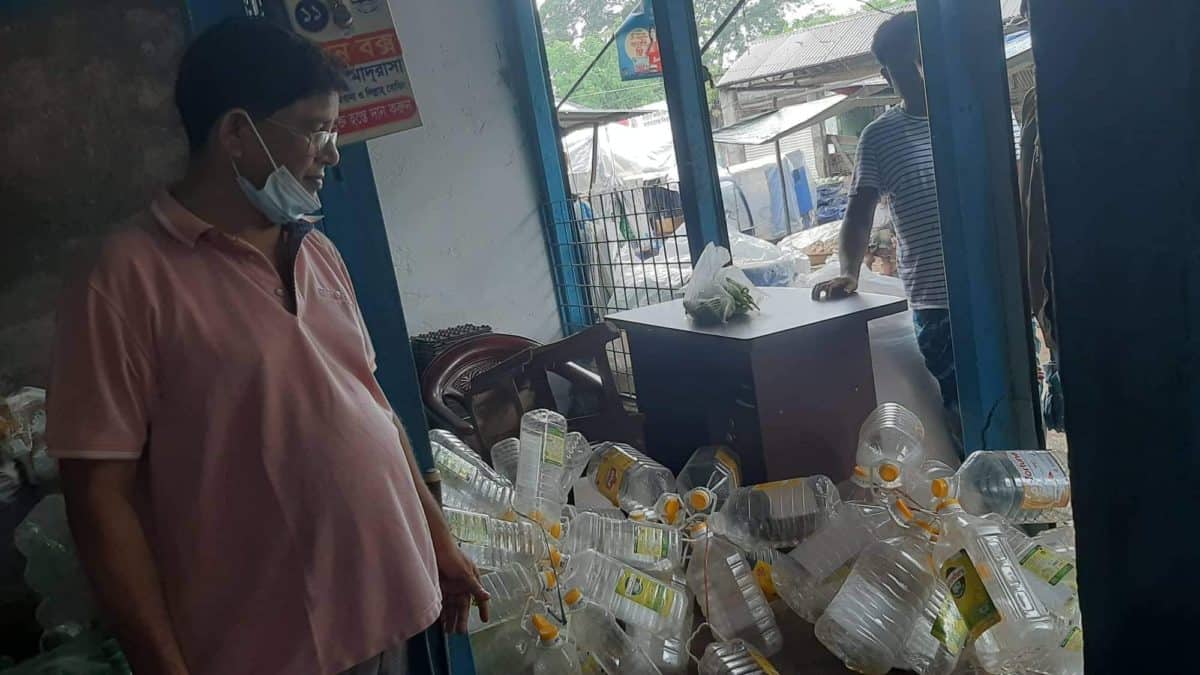 সয়াবিন তেল বোতল থেকে বের করে খোলা তেল হিসেবে বিক্রি