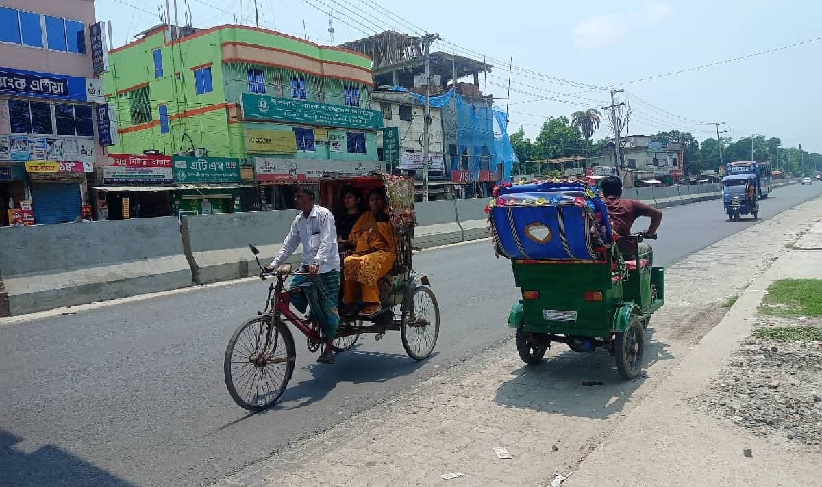 ঢাকা-আরিচা মহাসড়কে বেপরোয়া অবৈধ যানবাহন