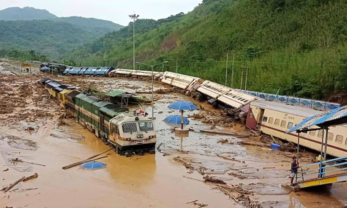 ভারতে পাহাড়ি ঢলে উল্টে গেল ট্রেন