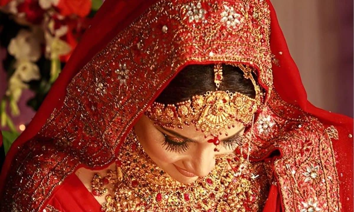 স্ত্রী শাড়ি পরতে না পারায় অভিমানী স্বামীর কাণ্ড!