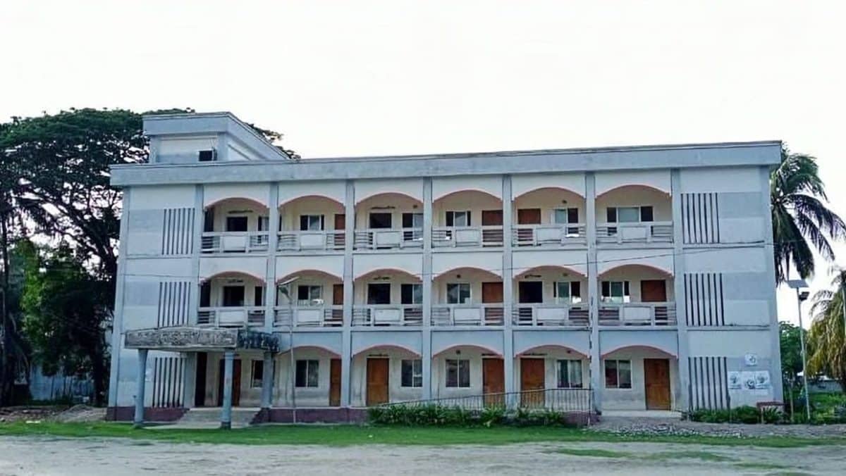 ফ্যানের বাতাসের জন্য টাকা দিতে হবে শিক্ষার্থীদের!