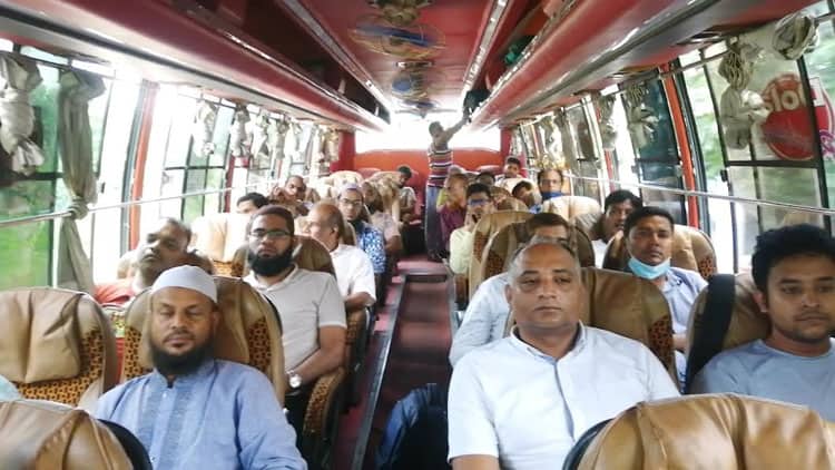 পদ্মা সেতু পাড়ি দিয়ে টুঙ্গিপাড়ায়, আনন্দে উদ্বেলিত বাস যাত্রীরা