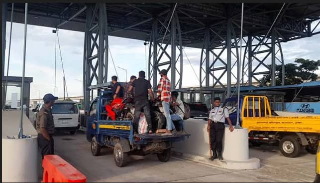 পদ্মা সেতু পার হতে মোটরসাইকেল চালককে গুনতে হয়েছে ৫০০ টাকা