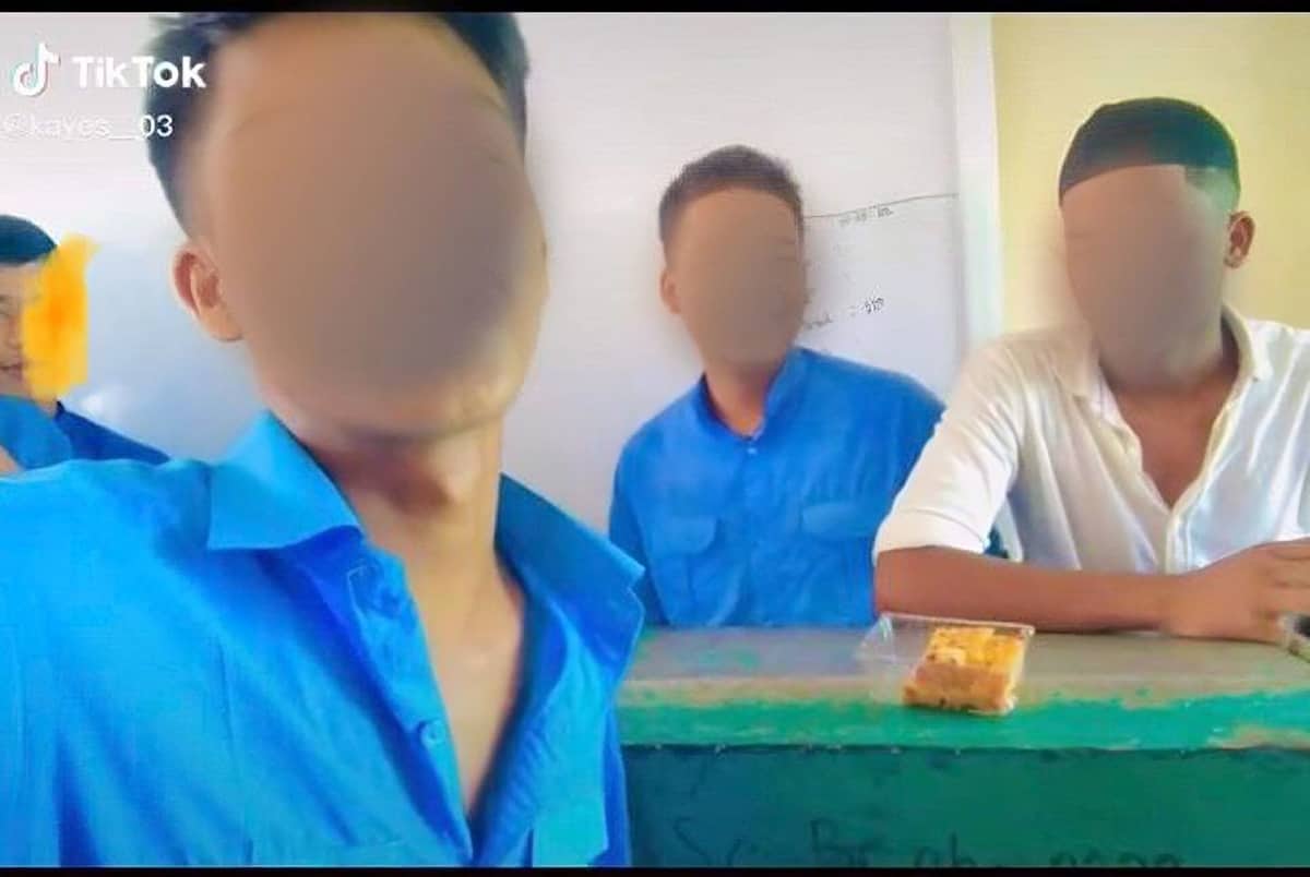 ক্লাসে বসে টিকটক ভিডিও করায় ৩ ছাত্র বহিষ্কার