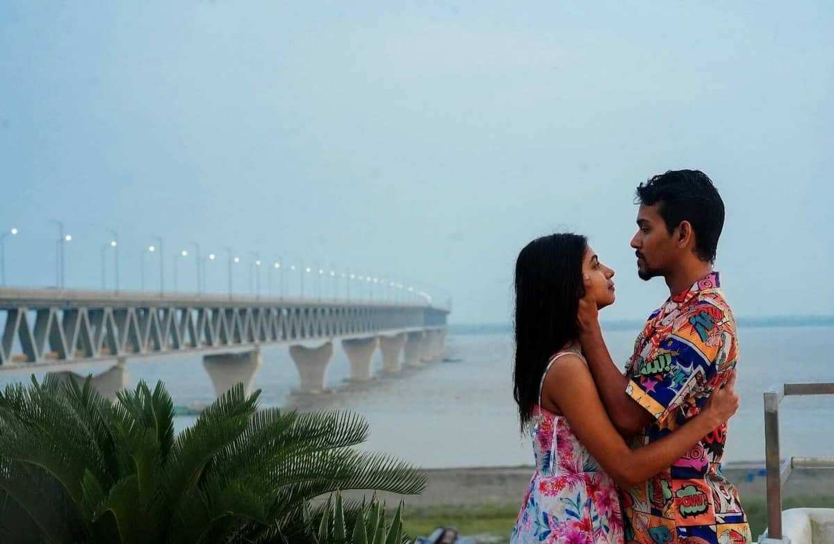 পদ্মার পাড়ে দূরত্ব ঘোচার বার্তা দেওয়া কারা এই জুটি
