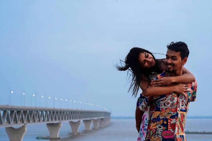 পদ্মার পাড়ে দূরত্ব ঘোচার বার্তা দেওয়া কারা এই জুটি