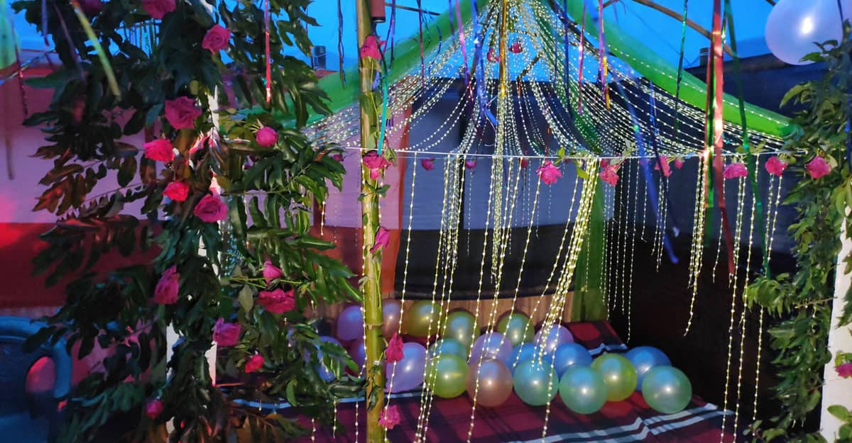 পুকুরে বাসর ঘর বানিয়ে তাক লাগিয়ে দিলেন ওয়ার্কশপ মিস্ত্রি