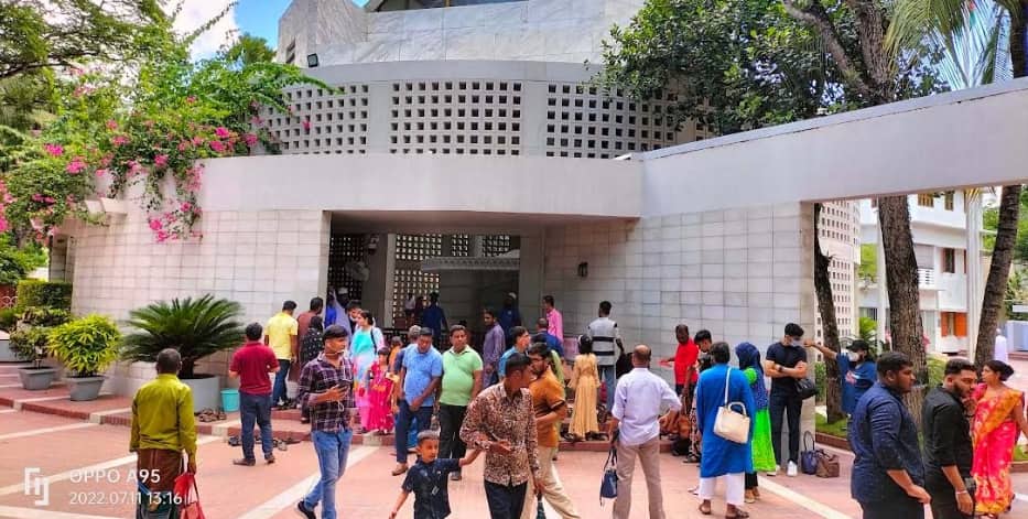 পদ্মা সেতু পাড়ি দিয়ে বঙ্গবন্ধুর সমাধিসৌধ দেখতে যাচ্ছেন দর্শনার্থীরা