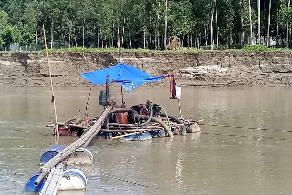 ঘিওরে প্রশাসনের সহায়তায় চলে অবৈধ ড্রেজার
