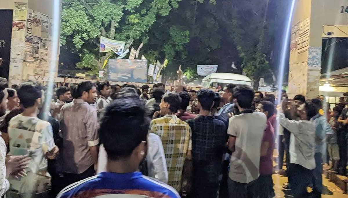 চবিতে ছাত্রলীগ কর্মীকে পেটালেন অটোরিকশাচালক