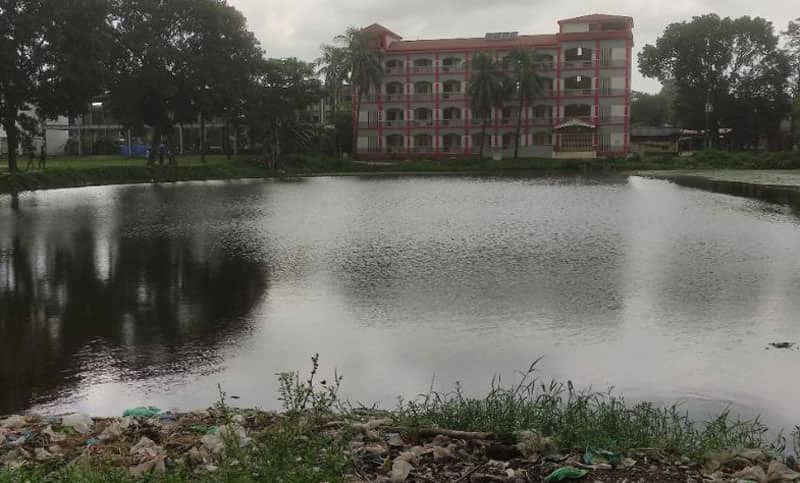 ডেইরি ফার্মের উৎকট গন্ধে ক্লাসে যায় না কেউ, ফাাঁকা পড়ে আছে ৩ কোটি টাকার ভবন