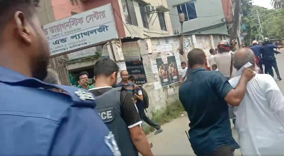 মানিকগঞ্জে বিএনপির মিছিলে পুলিশের টিয়ারশেল, সংঘর্ষে আহত অর্ধশতাধিক