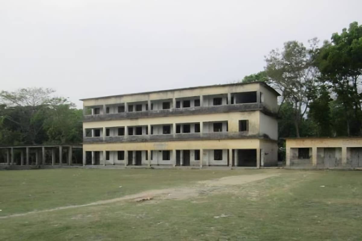 মাদকসেবন করে ক্লাসে এসে মারামারি