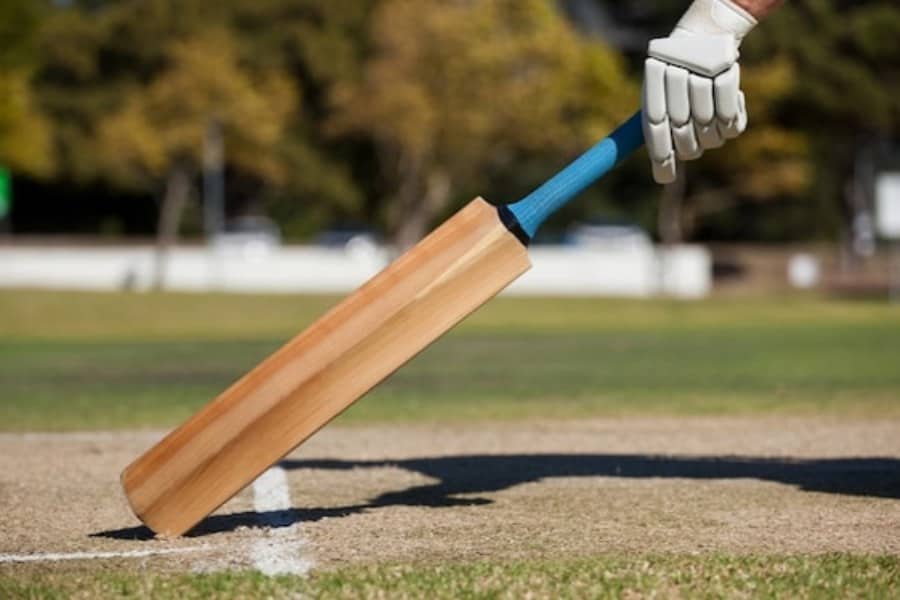 বড় আকারের ব্যাট নিয়ে খেললেন ক্রিকেটার, ১০ পয়েন্ট কাটা গেল ক্লাবের 