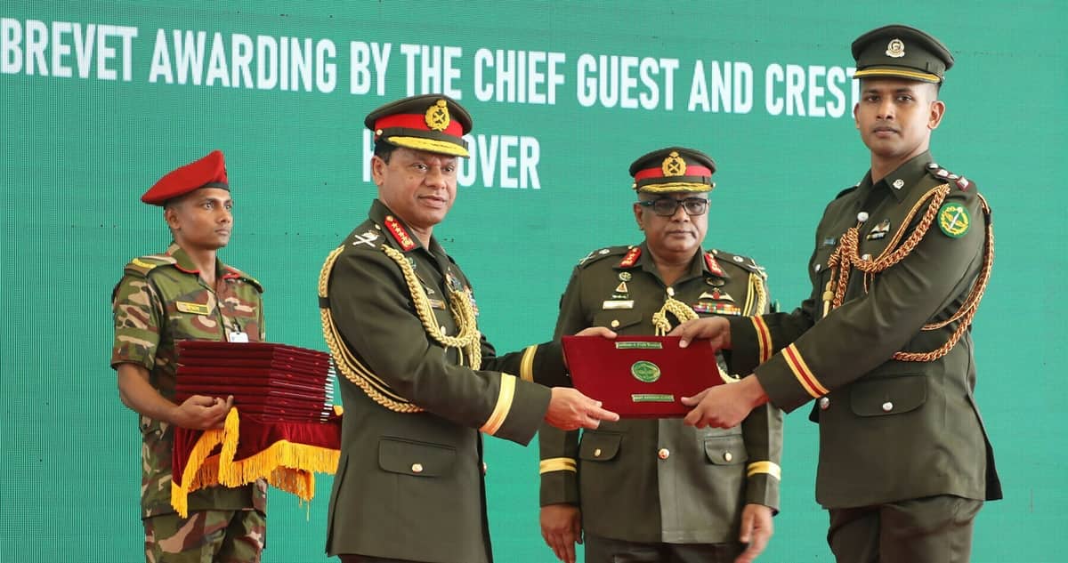 সেনাবাহিনীর এভিয়েশন বেসিক কোর্সের ব্রেভেট ও সার্টিফিকেট প্রদান