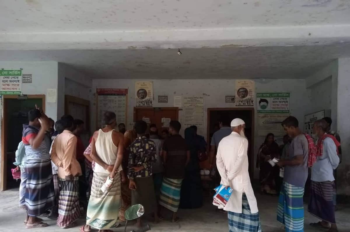 হরিরামপুরে জেলে কার্ডের চাল বিতরণে অনিয়ম