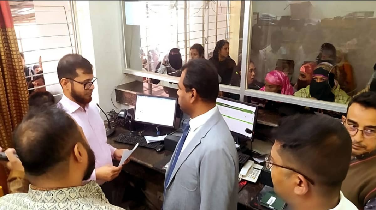 পাসপোর্ট অফিসে ছদ্মবেশে দুদক কর্মকর্তারা, বেরিয়ে এলো চাঞ্চল্যকর তথ্য