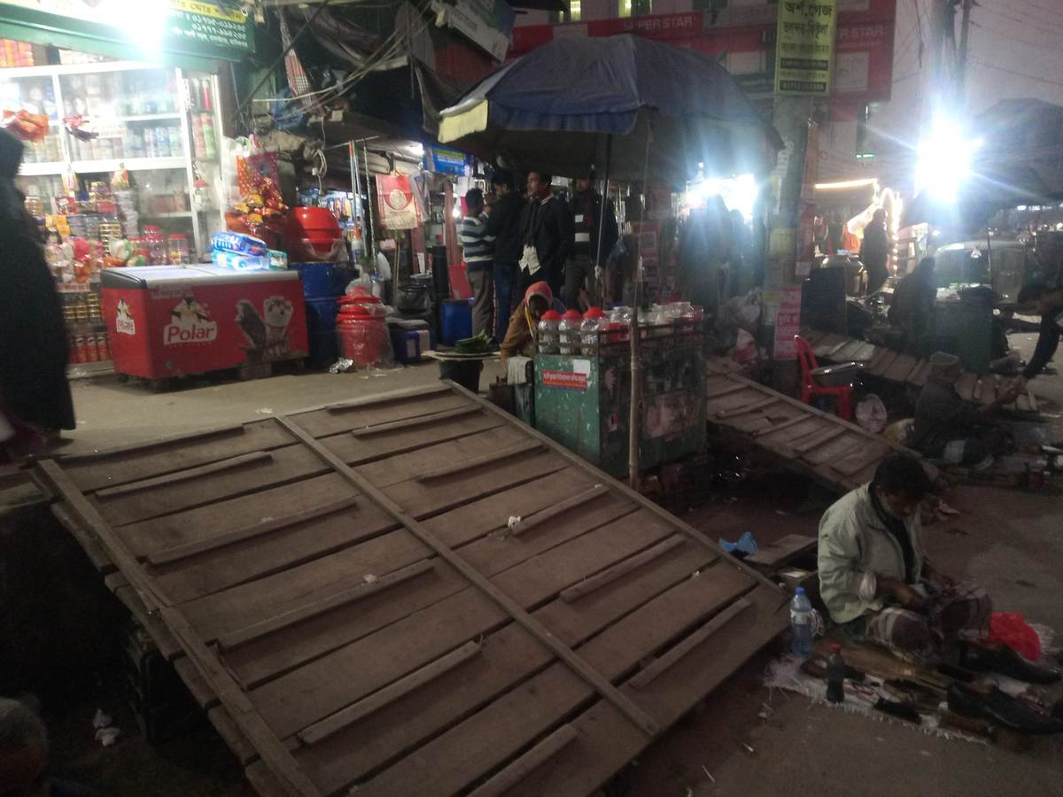 ফের বেদখল ফুটপাত, ভোগান্তিতে পথচারীরা
