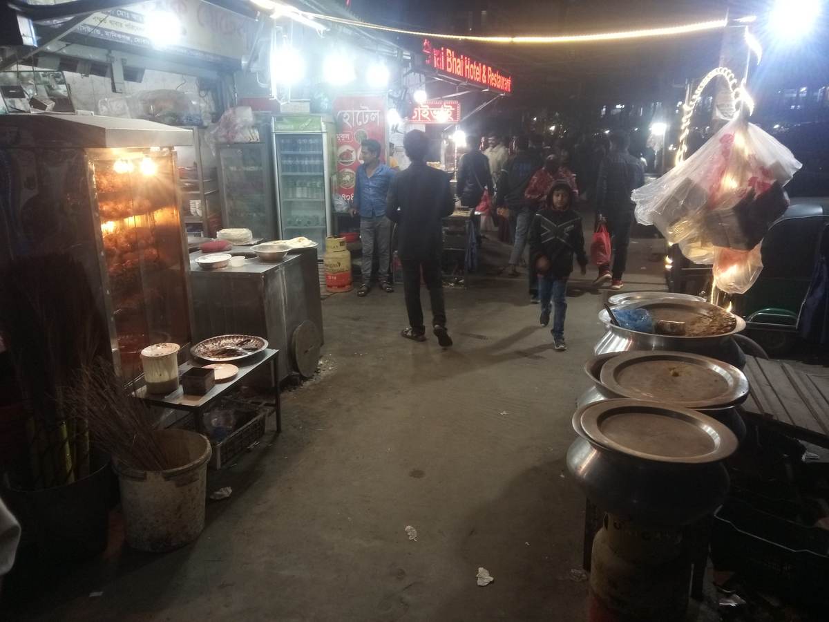 ফের বেদখল ফুটপাত, ভোগান্তিতে পথচারীরা
