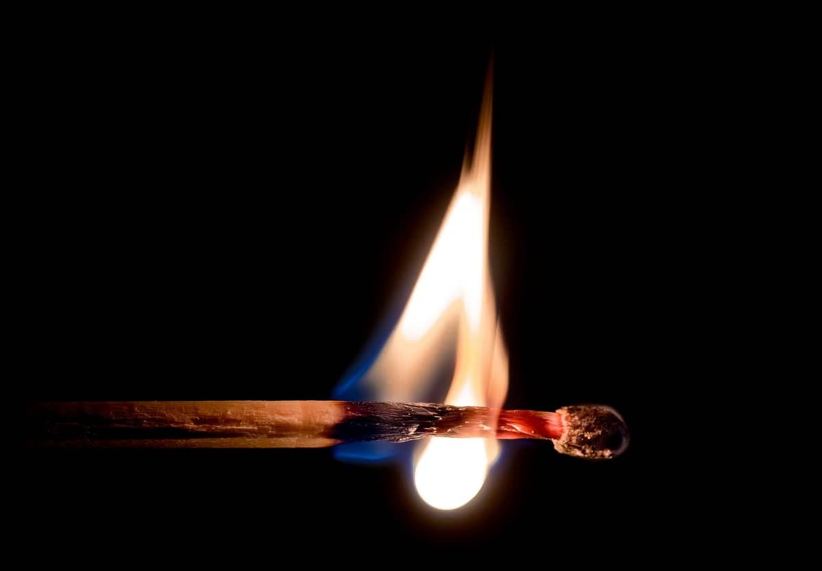 সিগারেট ধরাতে গিয়ে অগ্নিকাণ্ড, দগ্ধ ৪