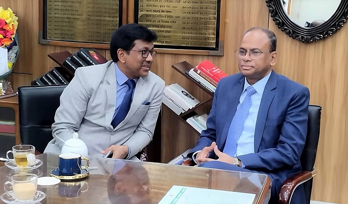 প্রধানমন্ত্রীর মুখ্যসচিব মোঃ তোফাজ্জল হোসেন মিয়া এর সঙ্গে কুড়িগ্রাম কৃষি বিশ্ববিদ্যালয়ের উপাচার্য প্রফসর ড একেএম জাকির হোসেন