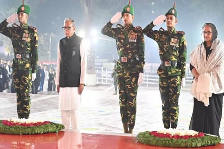 কেন্দ্রীয় শহীদ মিনারে রাষ্ট্রপতি-প্রধানমন্ত্রীর শ্রদ্ধা