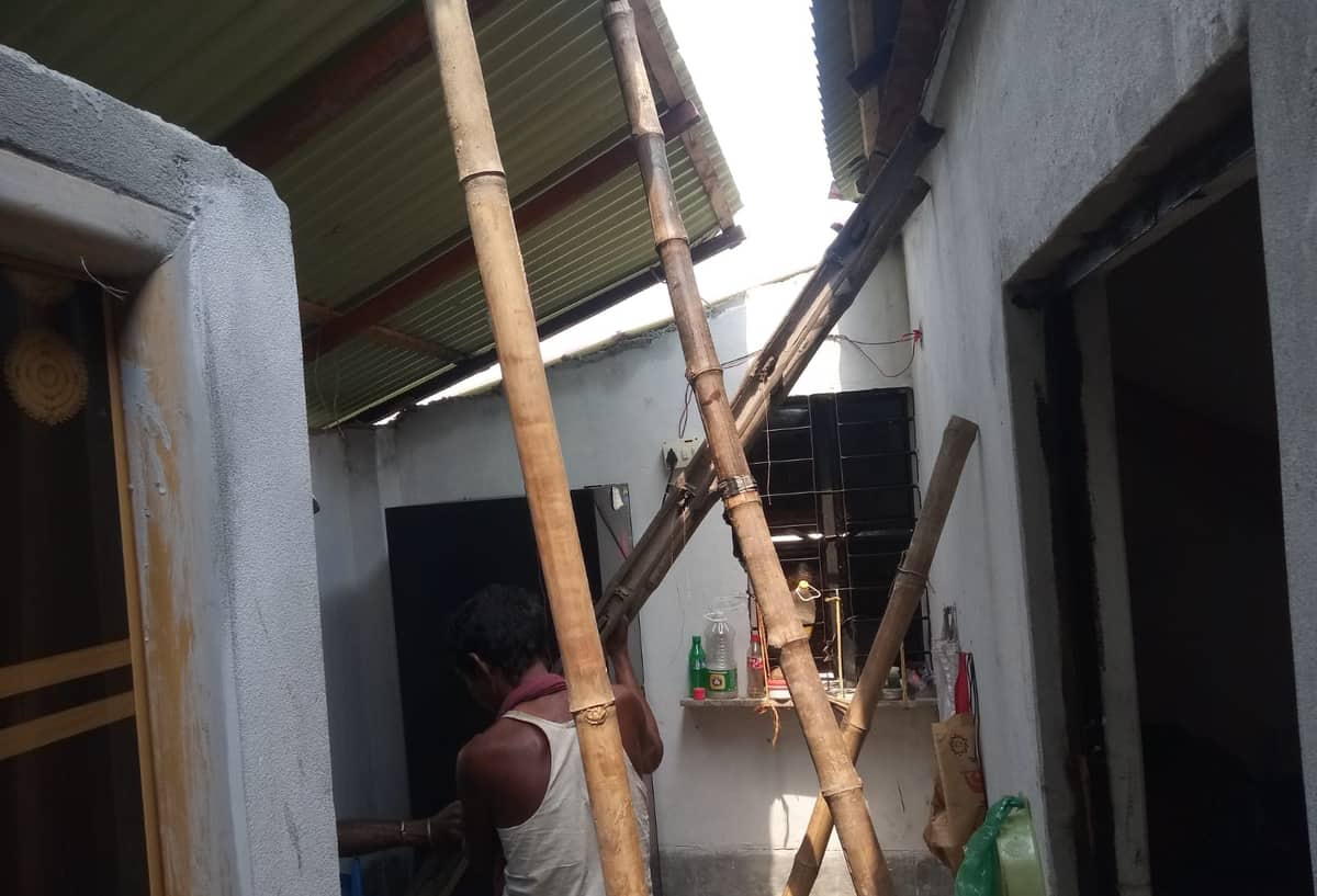 ঝড়ের কবলে ক্ষতিগ্রস্ত ঘর