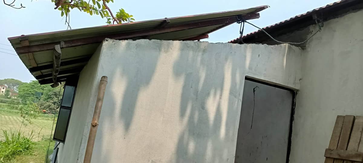 ঝড়ের কবলে ক্ষতিগ্রস্ত ঘর