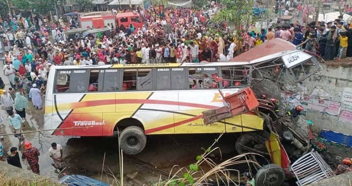 পদ্মাসেতুর আগে এক্সপ্রেসওয়েতে নিয়ন্ত্রণ হারিয়ে বাস খাদে, ১৬ জনের প্রাণহানি