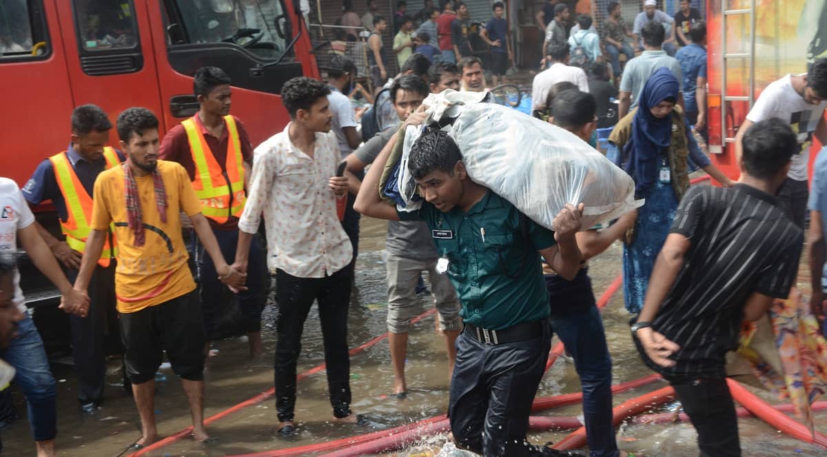 নিউমার্কেটে উদ্ধার তৎপরতা, প্রশংসা পাচ্ছে ডিএমপি