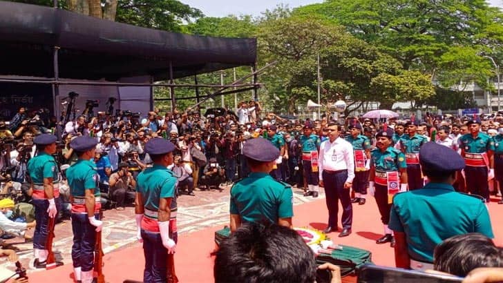 শহীদ মিনারে ডা. জাফরুল্লাহ চৌধুরীকে গার্ড অব অনার