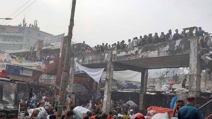 নিউ সুপার মার্কেটে আগুন; ফুটওভার ব্রিজে উৎসুক জনতার ভিড়