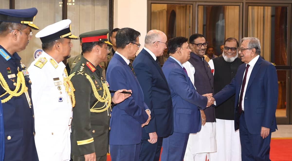স্বাস্থ্য পরীক্ষা শেষে সিঙ্গাপুর থেকে দেশে ফিরেছেন রাষ্ট্রপতি