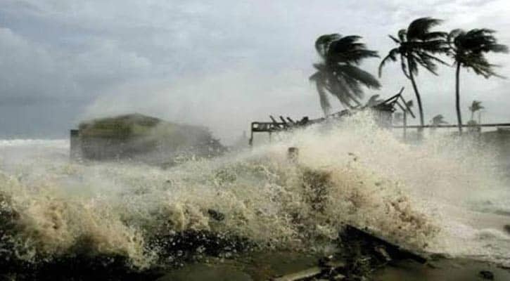 কক্সবাজার উপকূল অতিক্রম করছে `ঘূর্ণিঝড় হামুন’