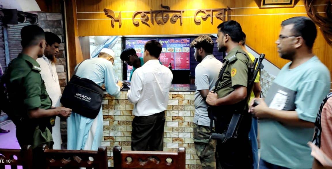 কালীগঞ্জে ইউএনও’র বাজার তদারকি: ৫ হোটেল-রেস্তোরাঁকে জ‌রিমানা
