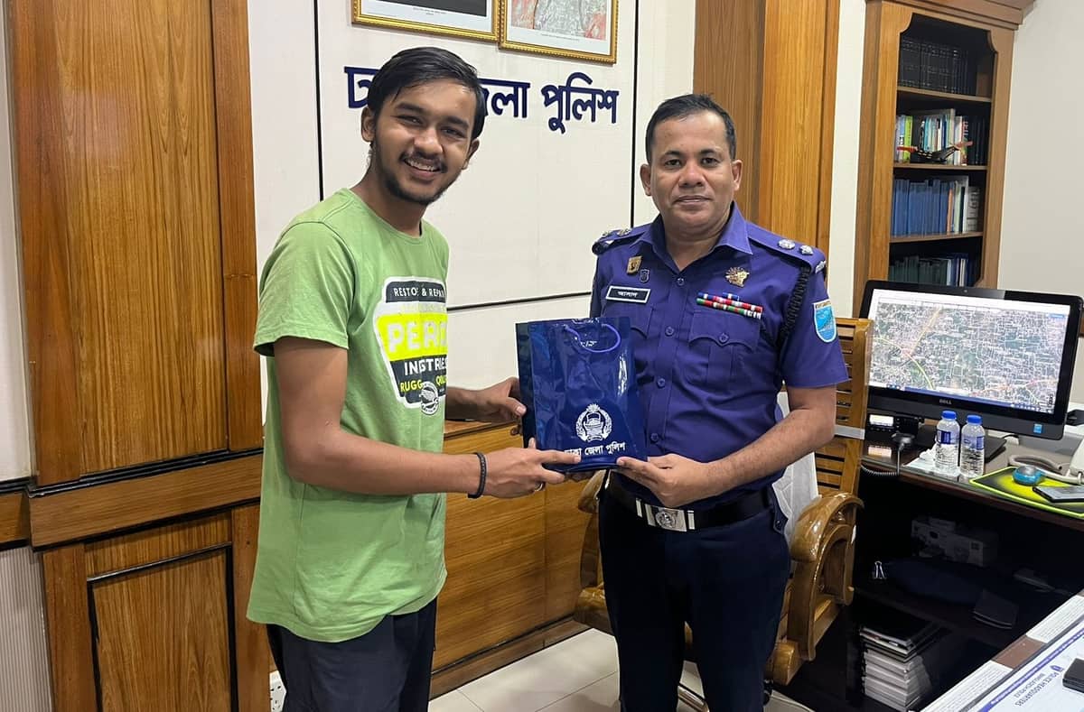 ১৬ হাজার কি.মি. হেঁটে ভারতের তরুণ রোহন আগারওয়াল এখন চট্টগ্রামে