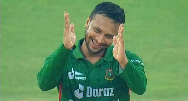 বিশ্বের প্রথম বাঁহাতি বোলার হিসেবে নতুন রেকর্ড গড়লেন সাকিব