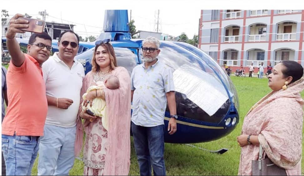 হেলিকপ্টারে স্ত্রী-সন্তানকে গ্রাম ঘুরে দেখালেন আওয়ামী লীগ নেতা