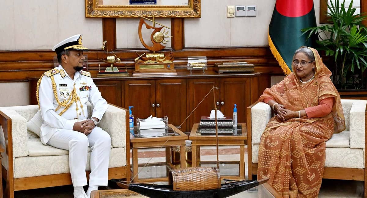 প্রধানমন্ত্রীর সঙ্গে নবনিযুক্ত নৌবাহিনী প্রধানের সাক্ষাৎ