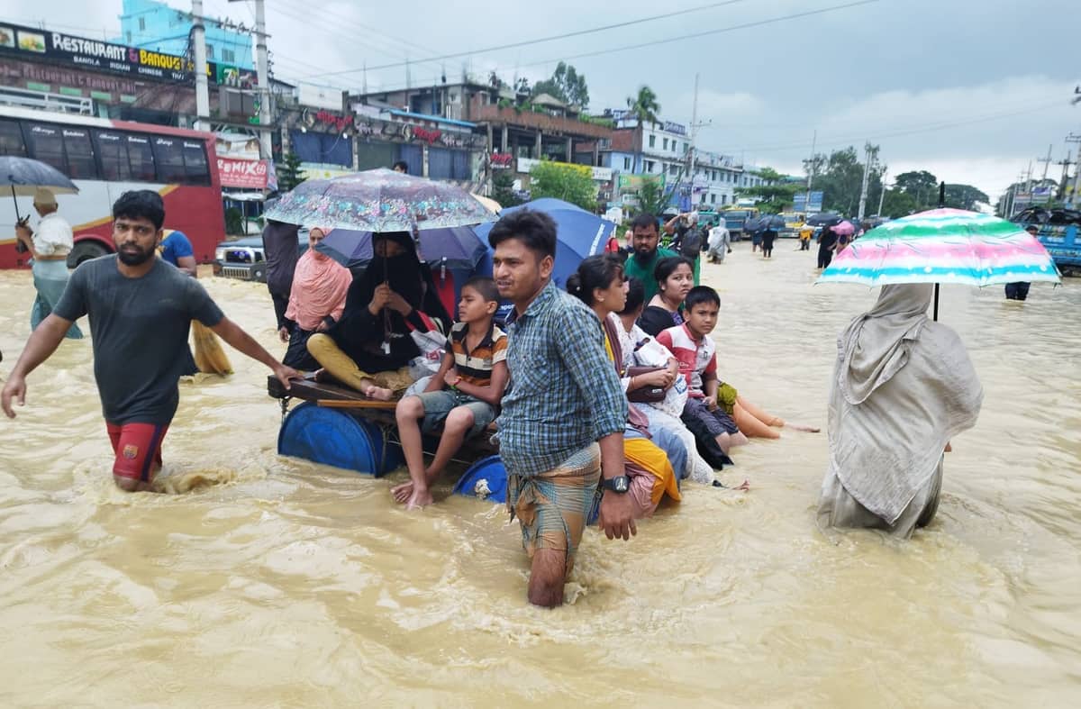 ভয়াবহ বন্যায় বিপর্যস্ত চট্টগ্রামের ৩ উপজেলা, চারদিন ধরে বিদ্যুৎ নেই