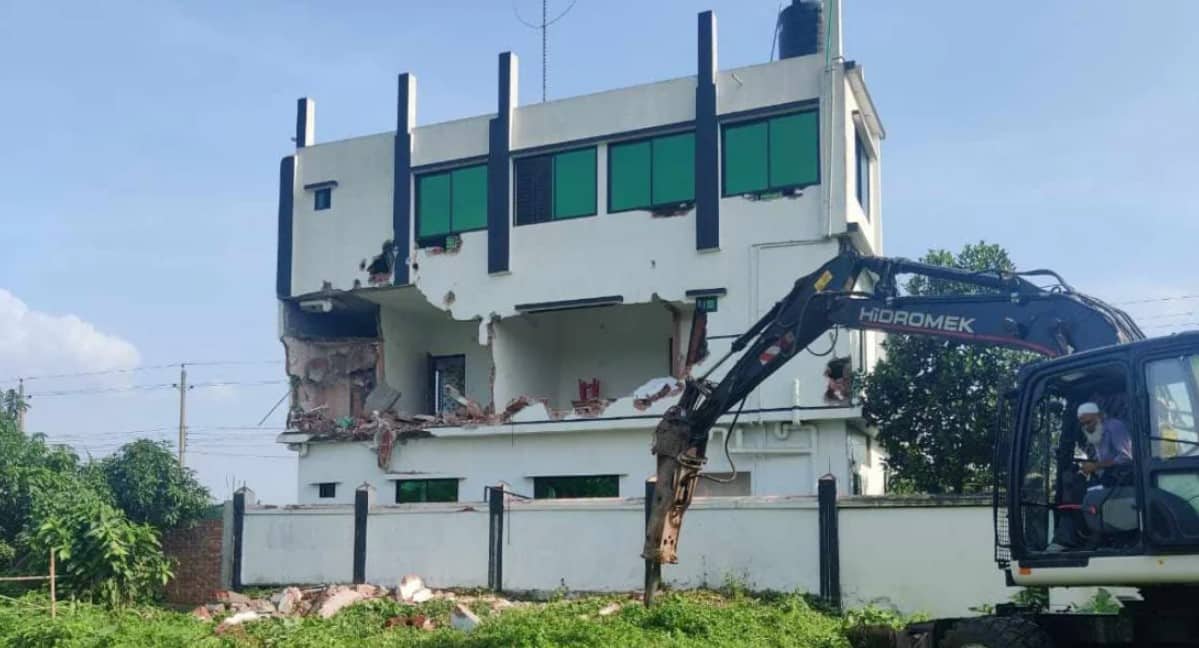 পূর্বাচলে নকশা বহির্ভূত ভবন ভাঙলো রাজউক