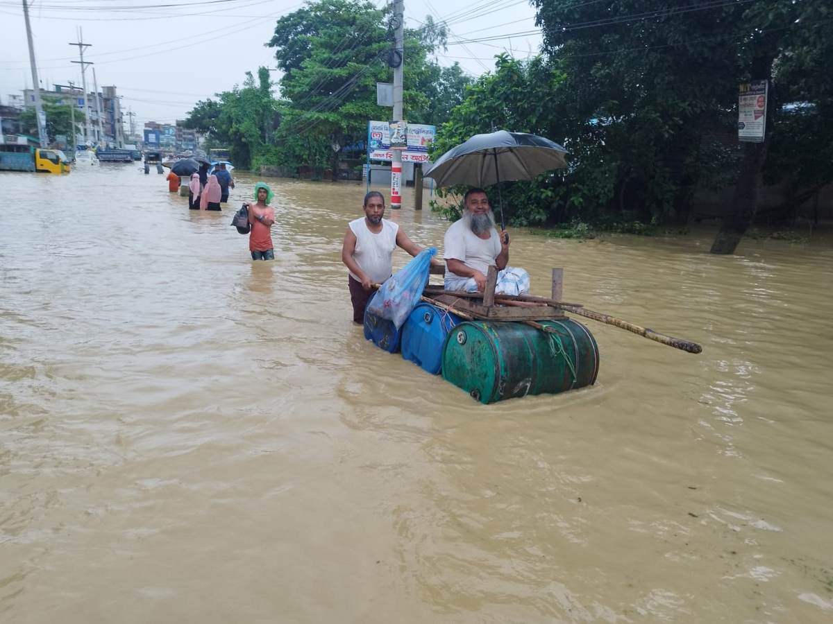 ভয়াবহ বন্যায় বিপর্যস্ত চট্টগ্রামের ৩ উপজেলা, চারদিন ধরে বিদ্যুৎ নেই