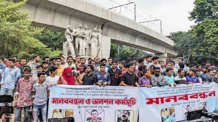 হারুনের গ্রেপ্তারের দাবিতে সাবেক ছাত্রলীগ নেতাদের মানববন্ধন