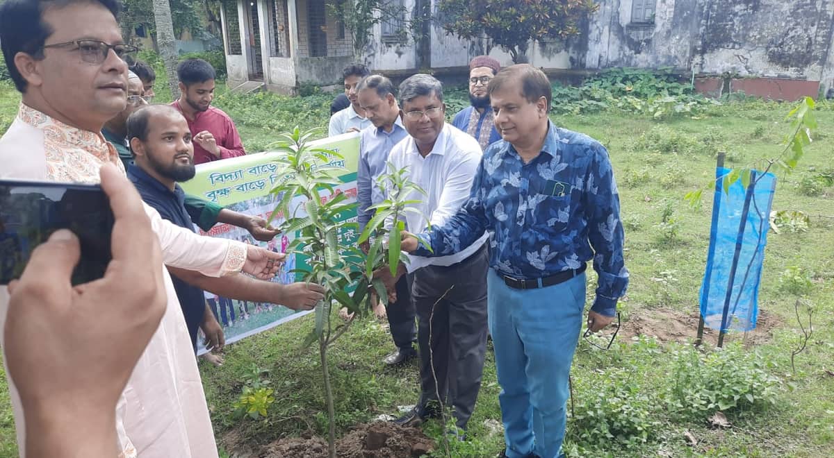 কারমাইকেল কলেজে দুই শতাধিক গাছ লাগাল গোল্ডেন বাংলাদেশ