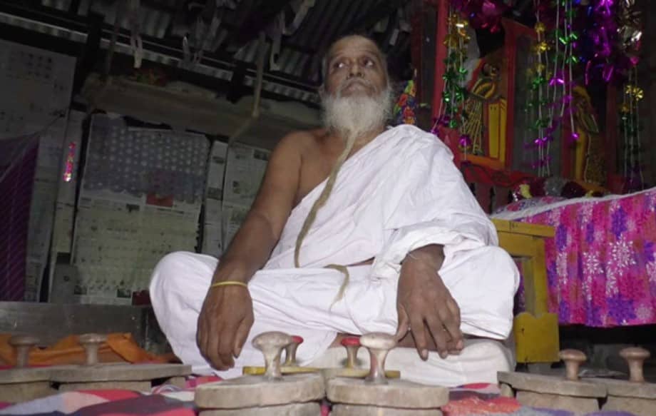 ৪০ বছর ধরে খড়ম পায়ে হেঁটে চলেছেন বাউল মান্নান