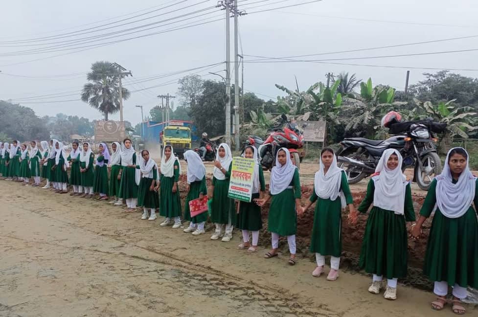 পূবাইলে ঢাকা-বাইপাস সড়কে আন্ডারপাস নির্মাণের দাবিতে মানবন্ধন