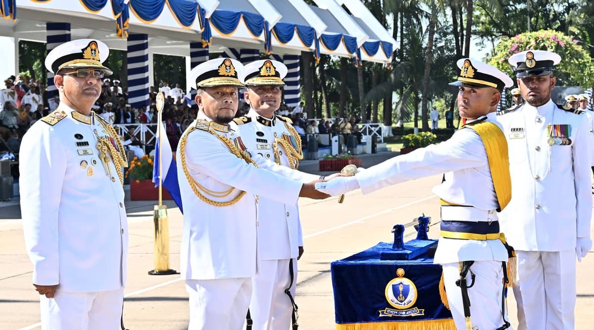 শীতকালীন রাষ্ট্রপতি কুচকাওয়াজ পরিদর্শন করলেন নৌপ্রধান