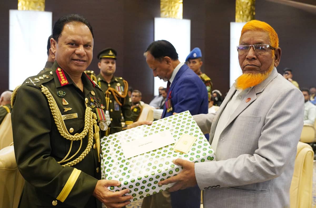 সেনাপ্রধান কর্তৃক সংবর্ধনা ও পদক প্রদান