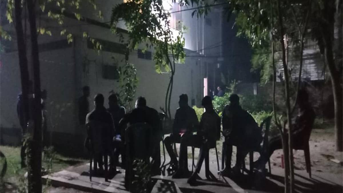 হঠাৎ সাকিবের বাড়ির সামনে পুলিশি পাহারা