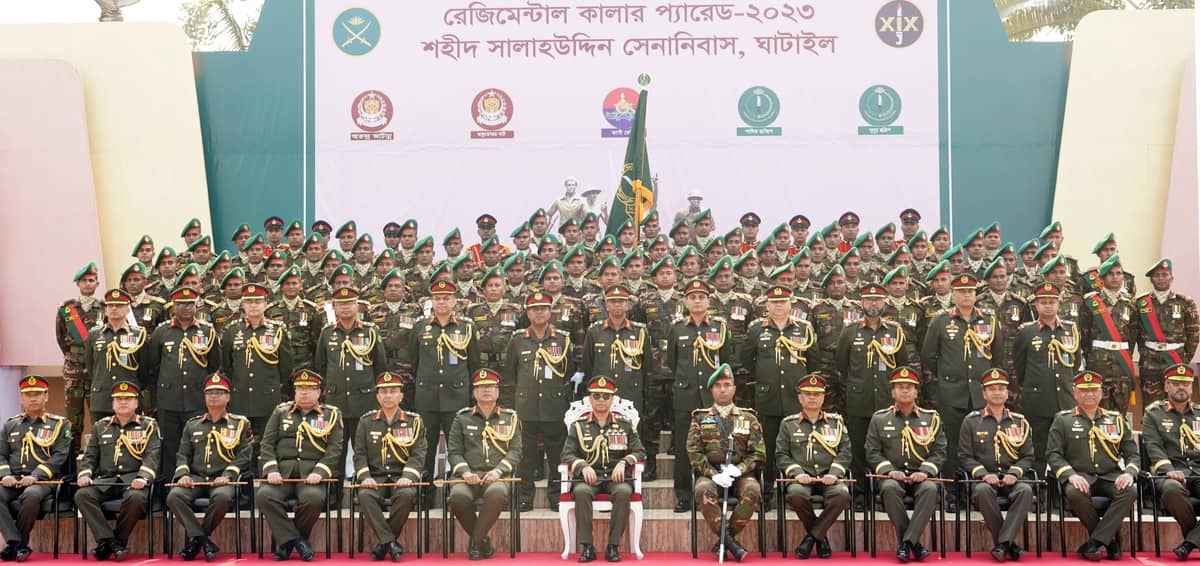 পাঁচ ইউনিটকে রেজিমেন্টাল কালার প্রদান করলেন সেনাপ্রধান